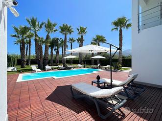 Villa moderna con piscina sul mare