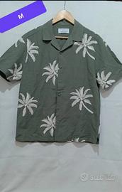 Camicia da uomo con un design a palme ricamate.