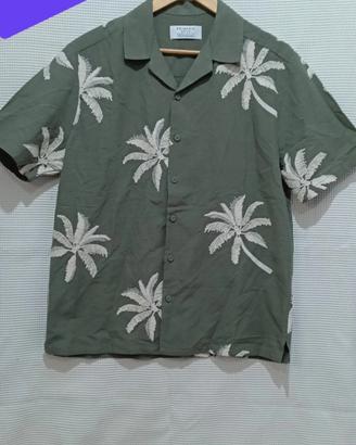 Camicia da uomo con un design a palme ricamate.