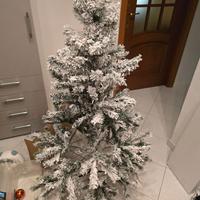 Albero di natale innevato