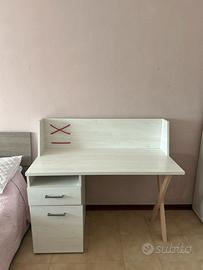 Scrivania moderna in legno chiaro