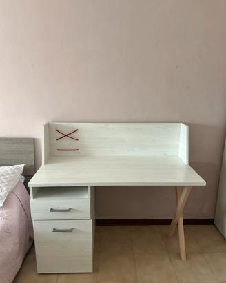 Scrivania moderna in legno chiaro