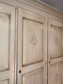 Armadio in legno a 3 ante con decori floreali