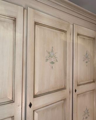 Armadio in legno a 3 ante con decori floreali