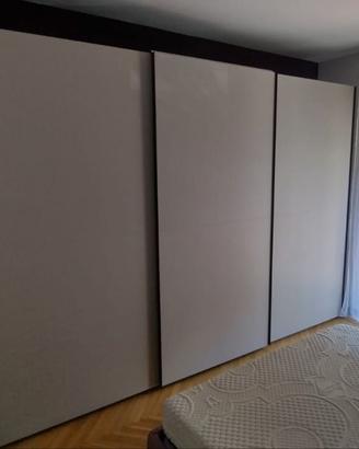 Armadio a tre ante scorrevoli