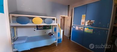 Cameretta a soppalco per 2 bambini con armadio