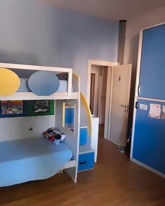 Cameretta a soppalco per 2 bambini con armadio