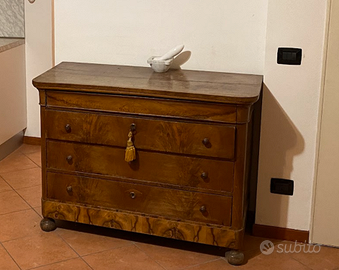 Elegante comò in legno stile classico