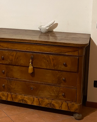 Elegante comò in legno stile classico