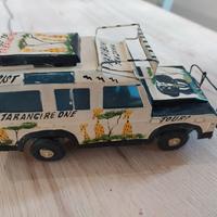 Modellino Land Rover in latta 