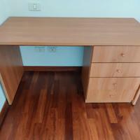 Scrivania da camera con cassettiera