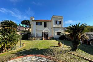 VILLA SINGOLA A SPOTORNO