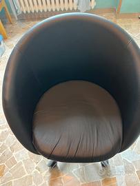 Poltrona in pelle nera con rotelle