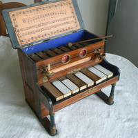 PIANOFORTE GIOCATTOLO ANNI '20 DA RESTAURARE