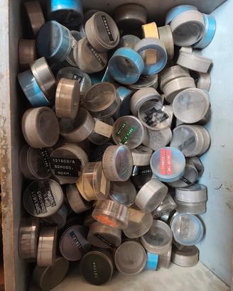 Centinaia di scatolette di plastica per le tue col