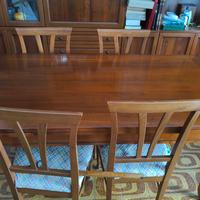 mobile sala con tavolo e sedie