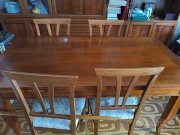 mobile sala con tavolo e sedie