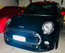 Mini Cooper nera con tetto in vetro rosso