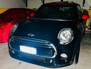 Mini Cooper nera con tetto in vetro rosso