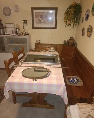 cassapanca tavolo e sedie e varie