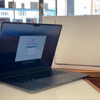 MacBook Air 15 pollici 2022 M2 8 GB RAM 256 GB SSD