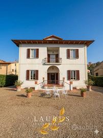 Villa di 410 m² con più di 5 locali a Arezzo