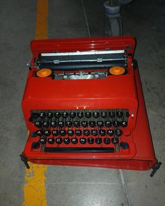macchina da scrivere olivetti rossa Valentine