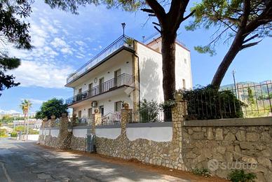 2 LOCALI A PAOLA