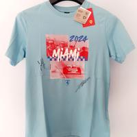 T-shirt Ferrari autografata da Leclerc e Sainz