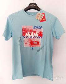 T-shirt Ferrari autografata da Leclerc e Sainz