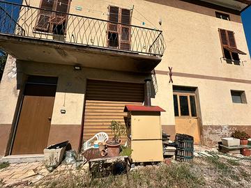 Casa in campagna con ampia corte