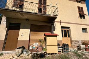 Casa in campagna con ampia corte