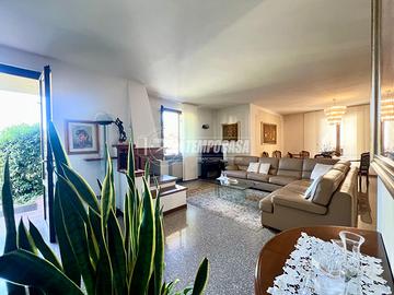 PRESTIGIOSA E UNICA VILLA IMMERSA NEL VERDE A TRAV