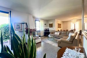 PRESTIGIOSA E UNICA VILLA IMMERSA NEL VERDE A TRAV