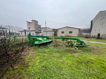 Falcia condizionatrice trainata John deere