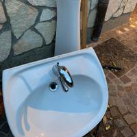 Lavabo con miscelatore completo di sifone
