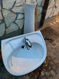 Lavabo con miscelatore completo di sifone