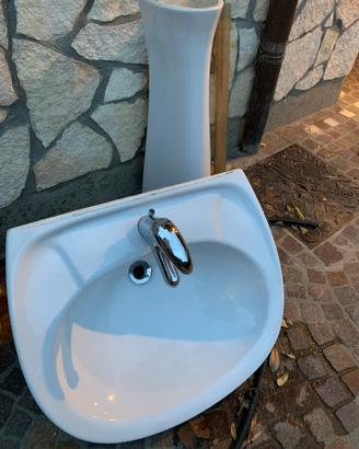 Lavabo con miscelatore completo di sifone