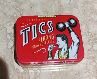 Piccola scatola antica in latta Roocrofts Tics