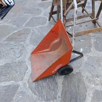 piccola cariola in ferro 