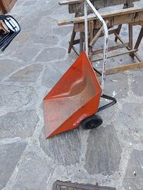 piccola cariola in ferro 