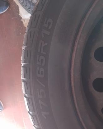 4 gomme invernali con cerchi 20€ cad 175/65/R15