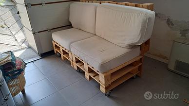 Divano fatto con pallets