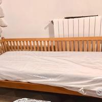 Letto con spondine in legno massiccio