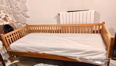 Letto con spondine in legno massiccio