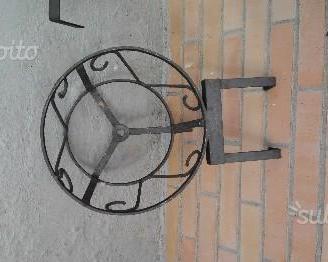 Porta vasi in ferro battuto tondi o a cassetta