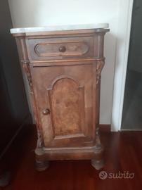 Comodino antico in legno e top in marmo