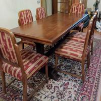 Tavolo in legno con sedie