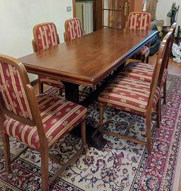 Tavolo in legno con sedie