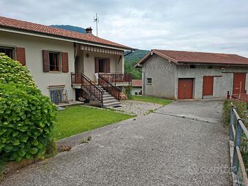 Villetta singola su due piani con stalla e verde